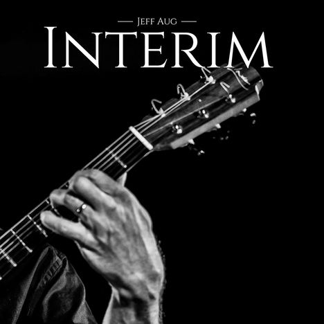 "Jeff Aug INTERIM". Schwarzweiß-Aufnahme einer Hand, die eine Gitarre spielt.