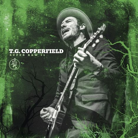 T.G. Copperfield, Super Raw 13. Ein Mann spielt Gitarre, trägt Hut; umgeben von grünen Strukturen.