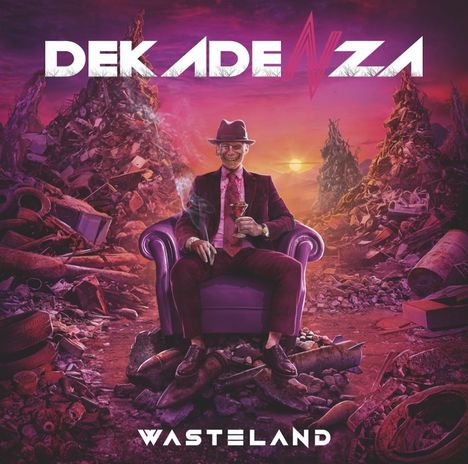 Text: "DEKADENZA", "WASTELAND". Ein Mann im Anzug sitzt in einem Sessel, umgeben von Schrott in einer kargen Landschaft.