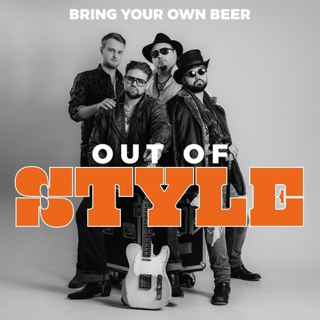 "OUT OF STYLE" in großer oranger Schrift. Vier Männer in Lederkleidung posieren mit Instrumenten vor einer neutralen Kulisse.