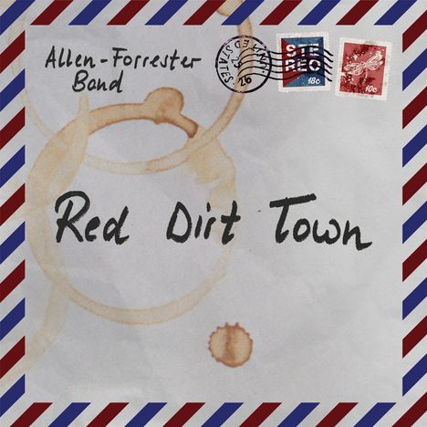 „Allen-Forrester Band“, „Red Dirt Town“ in schwarzer Schrift. Umschlag im Luftpost-Stil mit Stempeln und Kaffeeflecken.