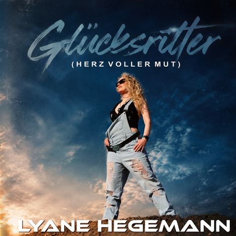 Text: "Glücksritter (Herz voller Mut)", "Lyane Hegemann". Frau in zerrissener Latzhose, steht selbstbewusst vor einem dramatischen Himmel.