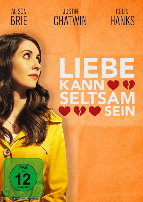 Text: "Liebe kann seltsam sein" mit Herzen. Namen: Alison Brie, Justin Chatwin, Colin Hanks. Frau im gelben Mantel schaut nach links.