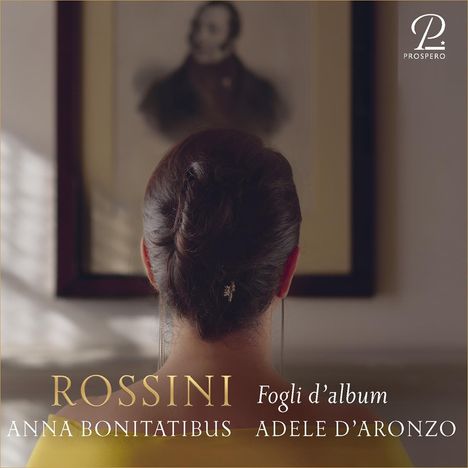 Texte: "ROSSINI", "ANNA BONITATIBUS", "Fogli d'album", "ADELE D'ARONZO". Eine Frau schaut ein unscharfes Porträt an.