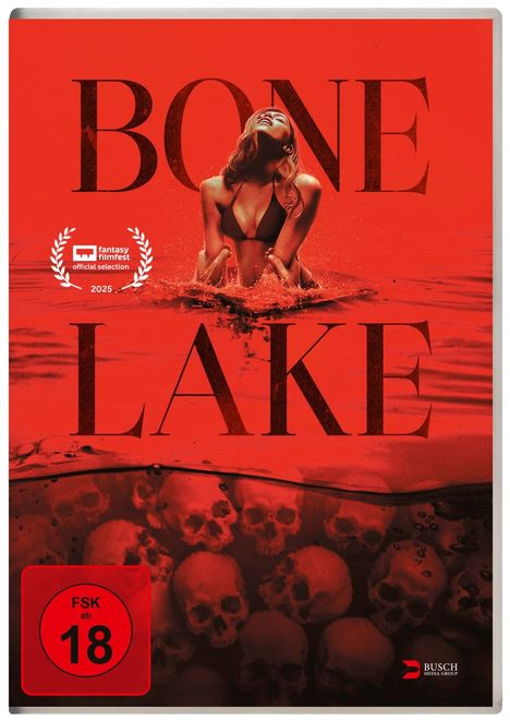 "BONE LAKE" und "FSK ab 18" sind groß abgebildet. Eine Frau im Bikini ragt aus blutigem Wasser, darunter Totenköpfe sichtbar.