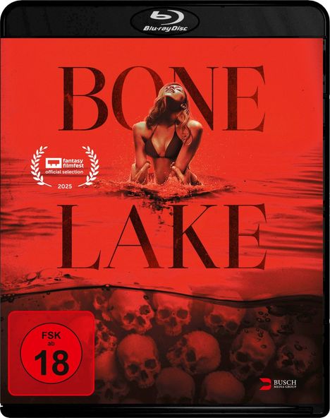 "Bone Lake" in großen Buchstaben, Frau in rotem Wasser, Totenköpfe darunter, FSK ab 18, Fantasia Filmfest 2025 Auswahl.