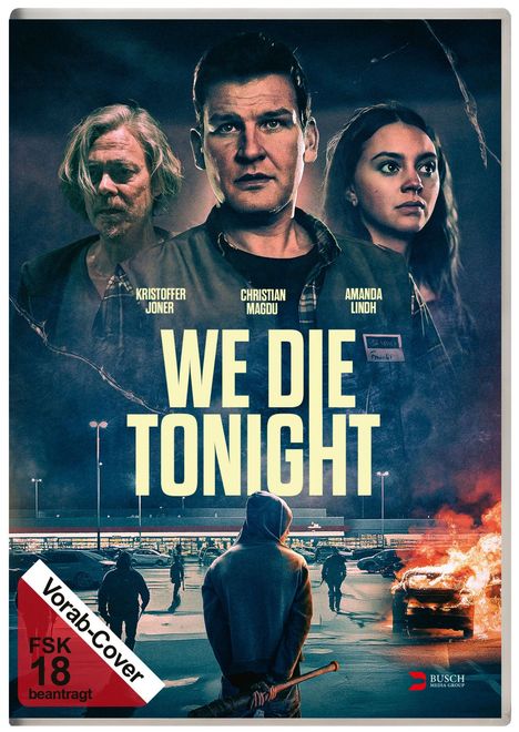 "We Die Tonight" steht groß im Zentrum. Darunter drei Figuren; im Vordergrund eine Person mit Kapuze vor brennendem Auto.