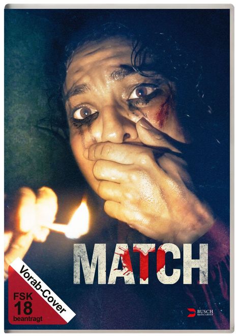 "Vorab-Cover, FSK 18 beantragt, MATCH." Eine ängstliche Person hält sich den Mund zu; eine brennende Streichholz.