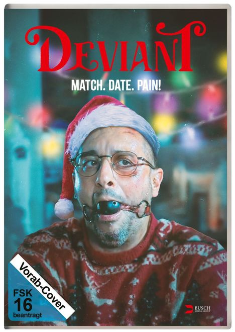 „DEVIANT. MATCH. DATE. PAIN!“ Ein Mann mit Brille und Weihnachtsmütze trägt einen Ballknebel.