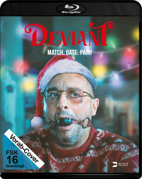 Texte: "DEVIANT", "MATCH. DATE. PAIN!", "Vorab-Cover", "FSK 16 beantragt". 

Ein Mann mit Weihnachtsmütze und Ballknebel.