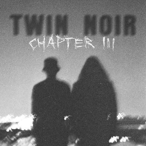 "TWIN NOIR" und "CHAPTER III" in grober Schrift. Zwei unscharfe Silhouetten einer Person mit Hut und einer mit Kapuze.
