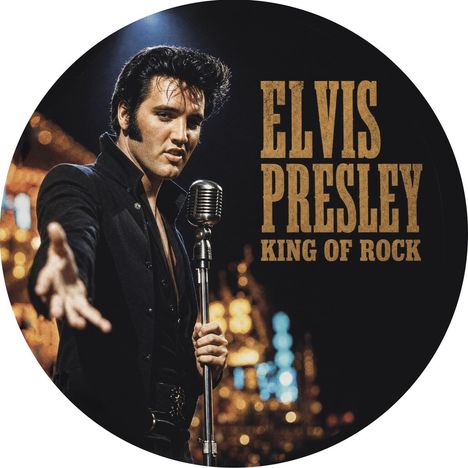 "Elvis Presley King of Rock" in goldener Schrift; ein Mann in schwarzer Kleidung singt in ein Mikrofon, Hand ausgestreckt.
