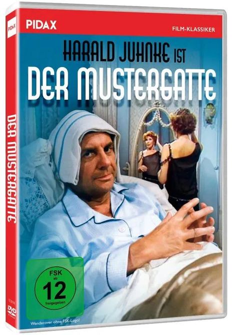 „Harald Juhnke ist Der Mustergatte“. Ein Mann im Pyjama sitzt im Bett, während zwei Frauen im Hintergrund diskutieren.