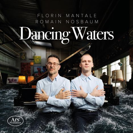 Aufschrift: "Florin Mantale, Romain Nosbaum, Dancing Waters". Zwei Männer sitzen mit verschränkten Armen vor einem Flügel im Wasser.