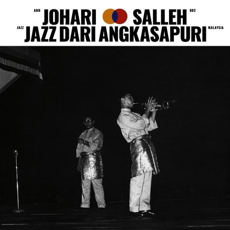 Text: "JOHARI SALLEH JAZZ DARI ANGKASAPURI". Zwei Männer in traditioneller Kleidung, einer spielt Trompete.