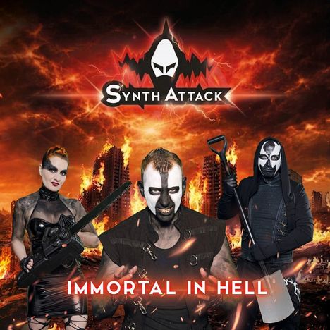 Text: "Synth Attack", "Immortal in Hell". Drei Personen mit dramatischem Makeup vor brennender Stadt.