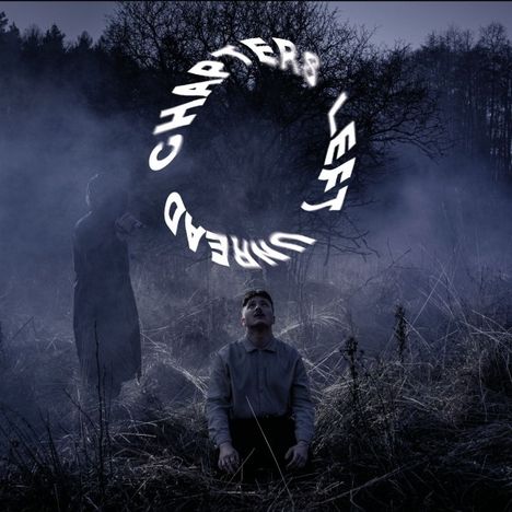 Texte "CHAPTERS LEFT UNREAD" schweben im Kreis. Ein Mann kniet auf nebligem Feld, ein Baum im Hintergrund.