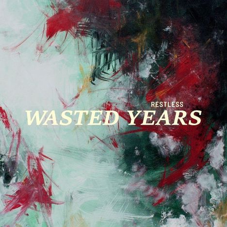 Text: "RESTLESS WASTED YEARS". Eine abstrakte Malerei mit roten, grünen und weißen Farbtönen.