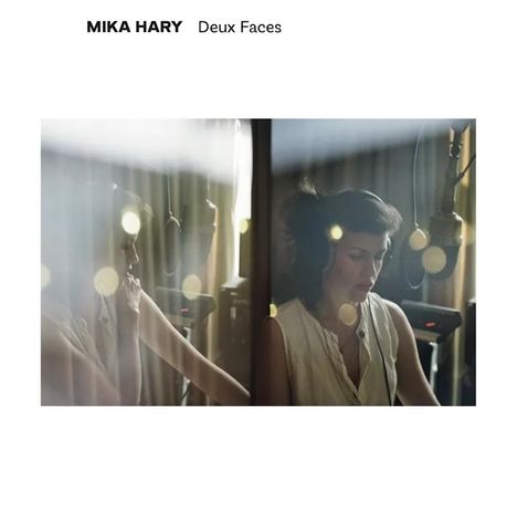 Text: "MIKA HARY Deux Faces." Eine Frau mit Kopfhörern, vertieft in Musik neben einer Spiegelung, sanfte Beleuchtung.