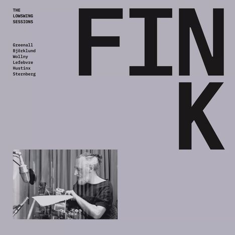 Großer Text "FINK", "THE LOWSWING SESSIONS", Namen darunter. Schwarz-weißes Foto von Mann mit Bart im Tonstudio.