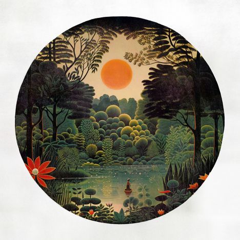 Illustration eines dichten Waldes um einen See mit einer Person im Boot, über dem eine orangefarbene Sonne steht.