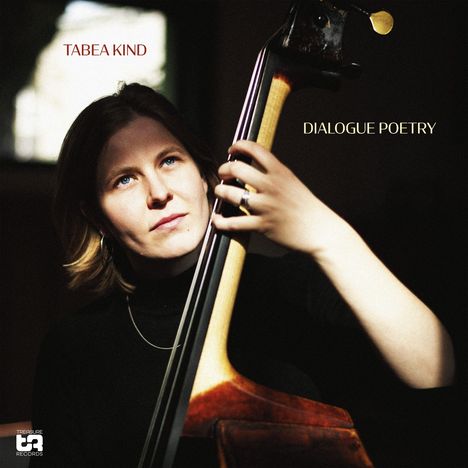 Tabea Kind spielt Kontrabass, das Licht umrahmt ihr Gesicht. Texte: „TABEA KIND“ und „DIALOGUE POETRY“.