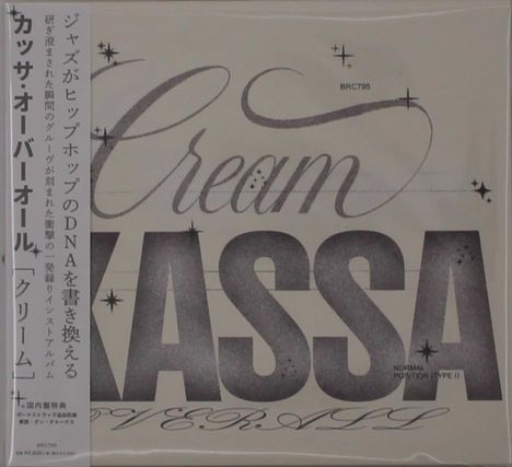 Japanischer Text: Jazz-Hip-Hop-DNA, Kassa Overall, Cream. Große Buchstaben, dekorative Schrift mit Sternen.