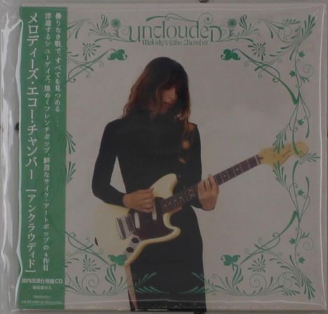 Texte: "Unclouded Melody's Echo Chamber." Eine Frau in schwarzem Kleid spielt Gitarre, umgeben von grünen Ornamenten.
