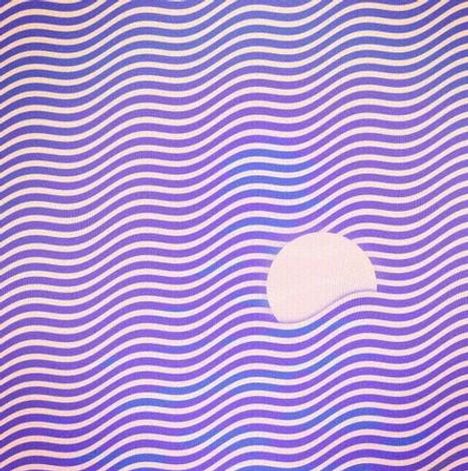 Wellenartige Muster in Lila- und Rosatönen mit einem hellen Kreis am rechten Rand, erinnert an Sonne über Wasser.