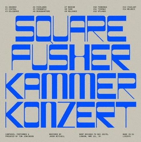 Text oben: K1 bis K13 mit Namen. Groß in blau: SQUAREPUSHER KAMMER KONZERT. Unten: Komponiert und produziert von Tom Jenkinson.
