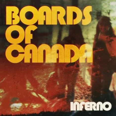 Text: "BOARDS OF CANADA" oben, "INFERNO" unten. Verschwommenes, warm getöntes Foto von Personen im Wald.