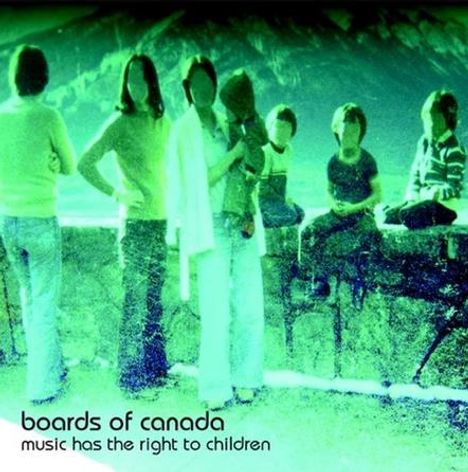 "boards of canada, music has the right to children." Mehrere Personen in einer verschwommenen, grünen Szenerie.