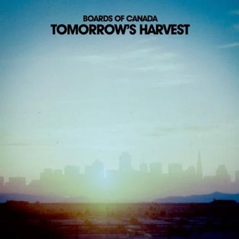Text: "Boards of Canada, Tomorrow's Harvest". Verschwommene Skyline im Sonnenuntergang, gedämpfte Farben.