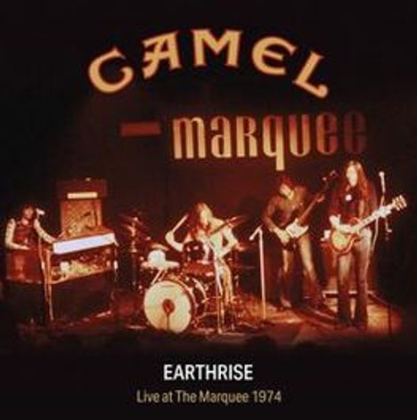 Text: "CAMEL - marquee", "EARTHRISE Live at The Marquee 1974". Band spielt auf Bühne, Musiker mit Instrumenten.