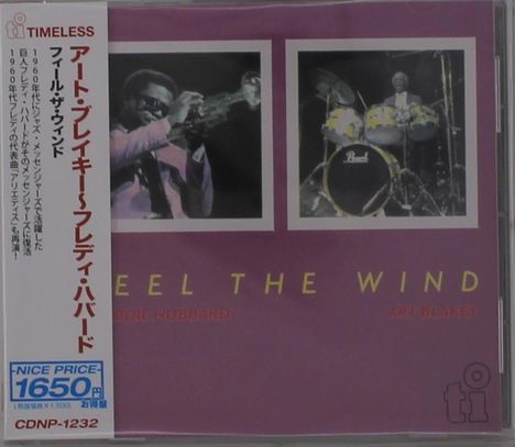 "Feel The Wind" in gelber Schrift. Zwei Fotos: links ein Trompeter, rechts ein Schlagzeuger. Japanische Texte links daneben.