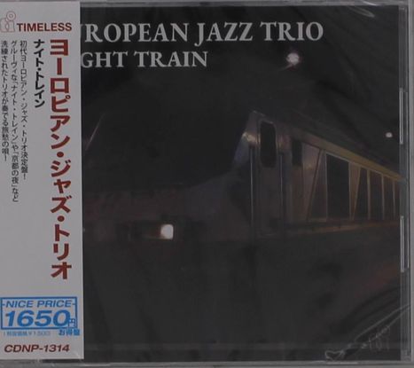 Titel: "EUROPEAN JAZZ TRIO NIGHT TRAIN". Japanischer Text auf der linken Seite, Zug bei Nacht im Hintergrund.