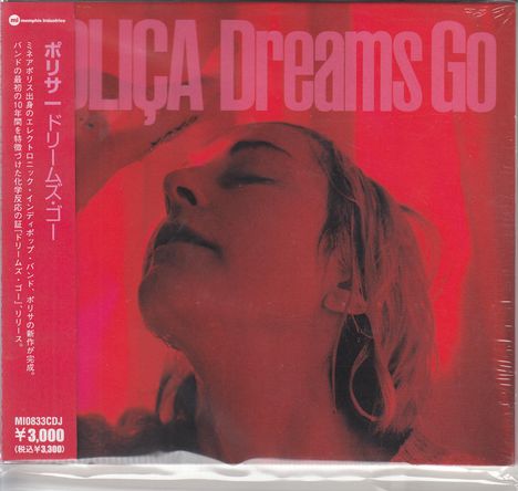 Roter Hintergrund, Text: "POLIÇA Dreams Go". Seitlich japanische Schriftzeichen. Frau mit geschlossenen Augen in Nahaufnahme.