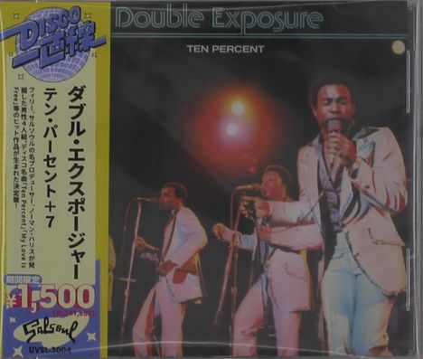 "Double Exposure", "Ten Percent". Drei Männer in weißen Anzügen singen auf einer Bühne. Links ein gelbes Banner.