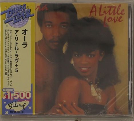 Auf der Vorderseite steht "A Little Love". Ein Mann und eine Frau stehen nah beieinander, der Mann ohne Hemd, die Frau lächelt.