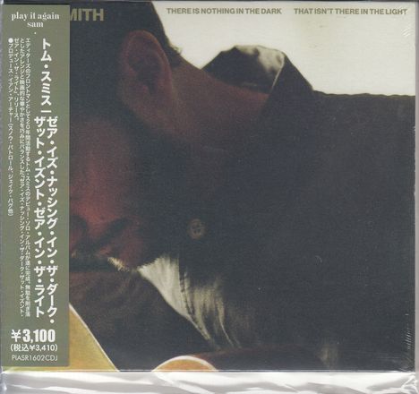 "play it again sam" auf grünem Streifen; "THERE IS NOTHING IN THE DARK THAT ISN'T THERE IN THE LIGHT" oben, Mann in dunkler Umgebung.