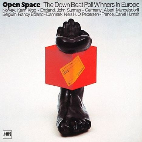 "Open Space: The Down Beat Poll Winners In Europe". Ein schwarzer Fuß und Hand halten ein rotes Quadrat mit gelbem Umschlag. 