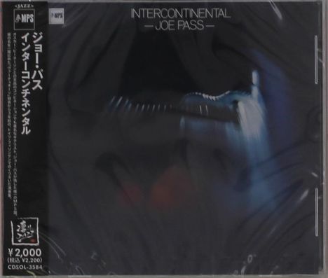 „INTERCONTINENTAL JOE PASS“ in Weiß oben. Verschwommene, dunkle Darstellung einer Gitarre. Japanisches Preisschild links.