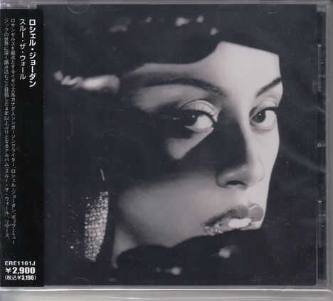 Japanischer Text auf schwarzem Streifen links, Gesicht einer Frau zur Hälfte sichtbar rechts.