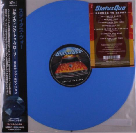 Schriftzug: "Status Quo Driving to Glory". Eine blaue Vinylplatte mit einem Auto und Flammen auf dem Etikett.