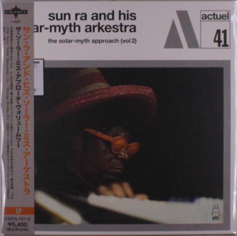 "Sun Ra and his Solar-Myth Arkestra: The Solar-Myth Approach (Vol 2). Actuel 41. Porträt eines Mannes mit Hut und Brille."