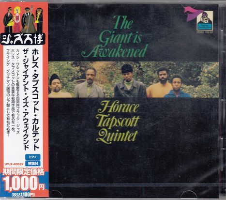"The Giant is Awakened" und "Horace Tapscott Quintet" in grünen Buchstaben. Fünf Männer im Freien. Jap. Schrift links.