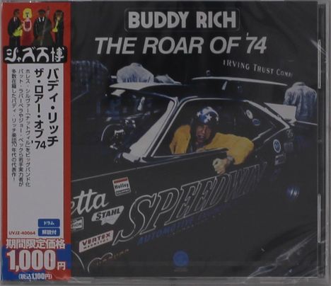 "BUDDY RICH" und "THE ROAR OF '74". Japanische Schrift links. Auto mit Fahrer in gelber Jacke und Sternenhelm.