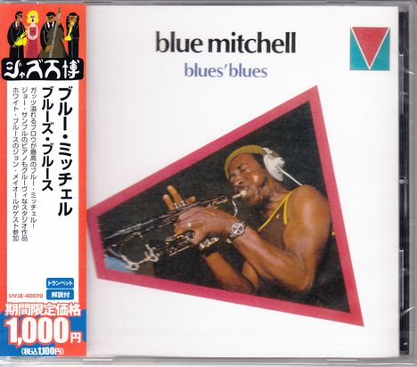 "Blue Mitchell: blues' blues" steht oben. Ein Mann spielt Trompete, trägt Kopfhörer und ein gelbes Stirnband.