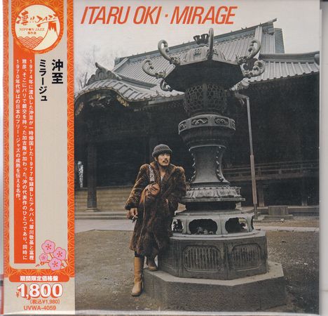 "ITARU OKI · MIRAGE", rote Schrift oben. Eine Person in Fellmantel und Mütze lehnt an großer Metalllaterne, Tempel im Hintergrund.