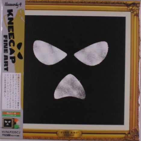 "Kneecap Fine Art" links, weiße abstrakte Formen auf schwarzem Hintergrund, goldener Rahmen.